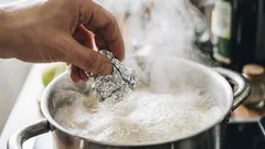 Po co wrzucać folię do wrzątku? Oto jak ta nieoczywista sztuczka pomoże naczyniom w ciągu 2 minut