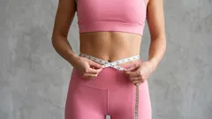 Z wiszącego brzucha nie pozbędzie się nikt dzięki skrętom. 5 ćwiczeń, o których kluby fitness milczą