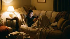 Dlaczego sprawiasz wrażenie osoby towarzyskiej, ale nie masz bliskich przyjaciół: subtelne oznaki emocjonalnego dystansu